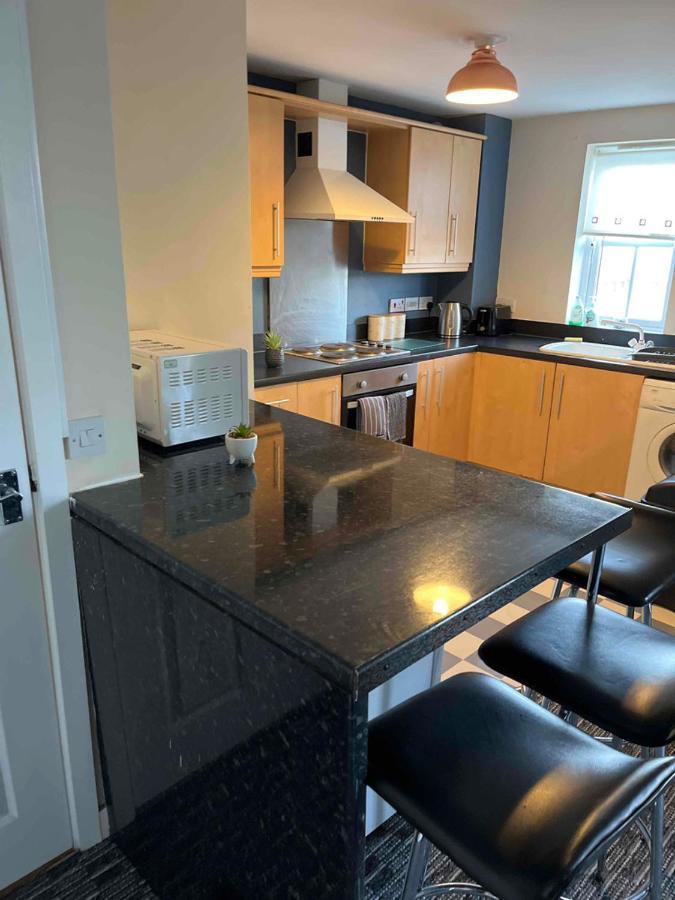 Peaceful 3 Bedroom Flat With A View Near Hospitals-Free Parking Newcastle-under-Lyme Eksteriør billede