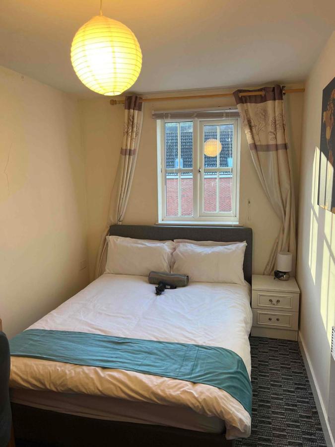 Peaceful 3 Bedroom Flat With A View Near Hospitals-Free Parking Newcastle-under-Lyme Eksteriør billede